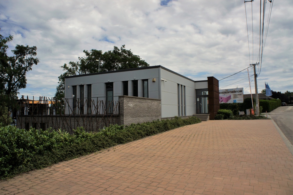 Samata Kft. vaskereskedelmi központ 1200 m2 csarnok, 370 m2 iroda
