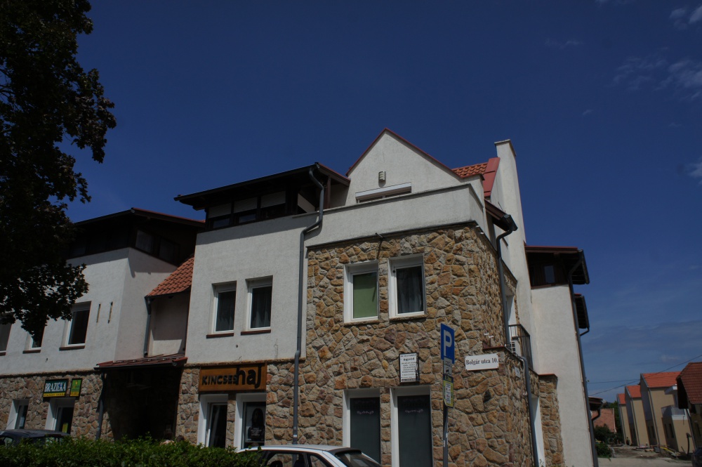 Társasház építése, saját beruházás 8 lakás, 3 üzlet 1200 m2