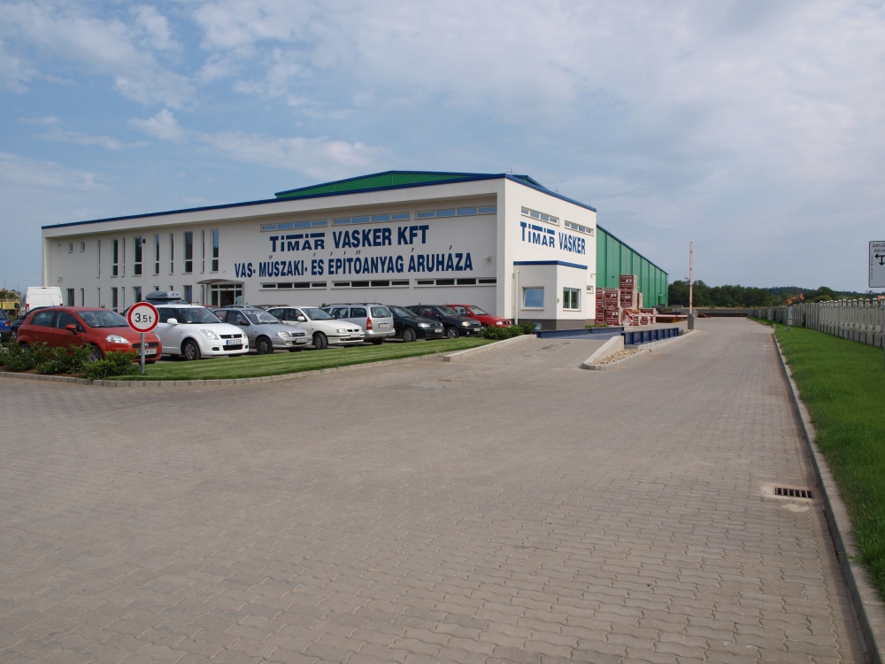 Tímár vaskereskedelmi központ 2700 m2 csarnok, 1000 nm iroda